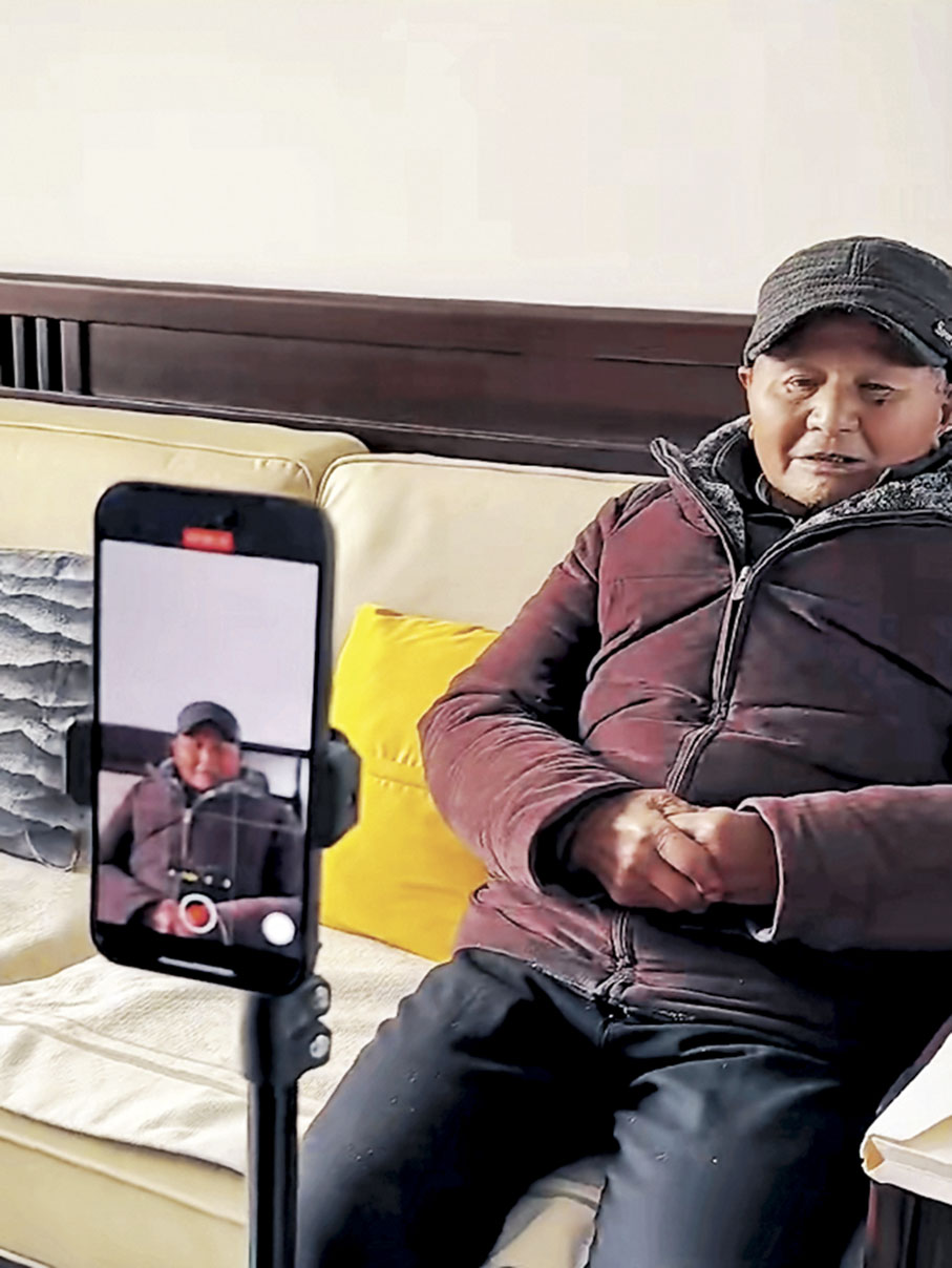 ◆張澤偉團隊成員為在世的爺爺採集視頻，用於製作「數字分身」。 香港文匯報浙江傳真