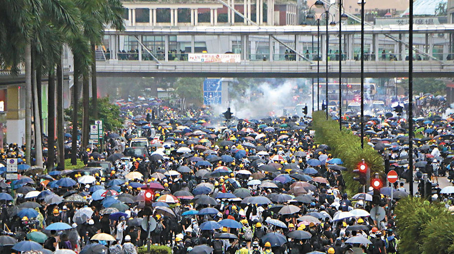 ◆2019年8月25日大批暴徒在荃灣非法集結破壞社區。 資料圖片