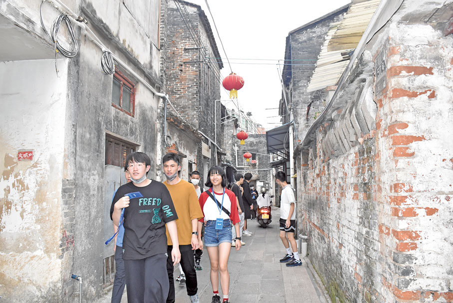 ◆團員在啟明里了解華僑歷史，感受非遺文化，紛紛感歎古建築的成功保護和活化。