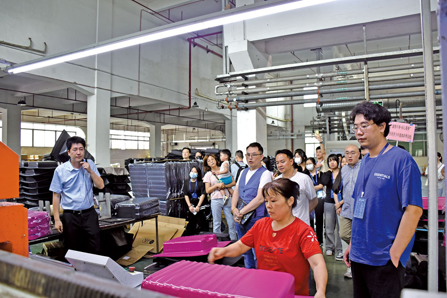 ◆團員了解新秀麗代工廠的生產程序。