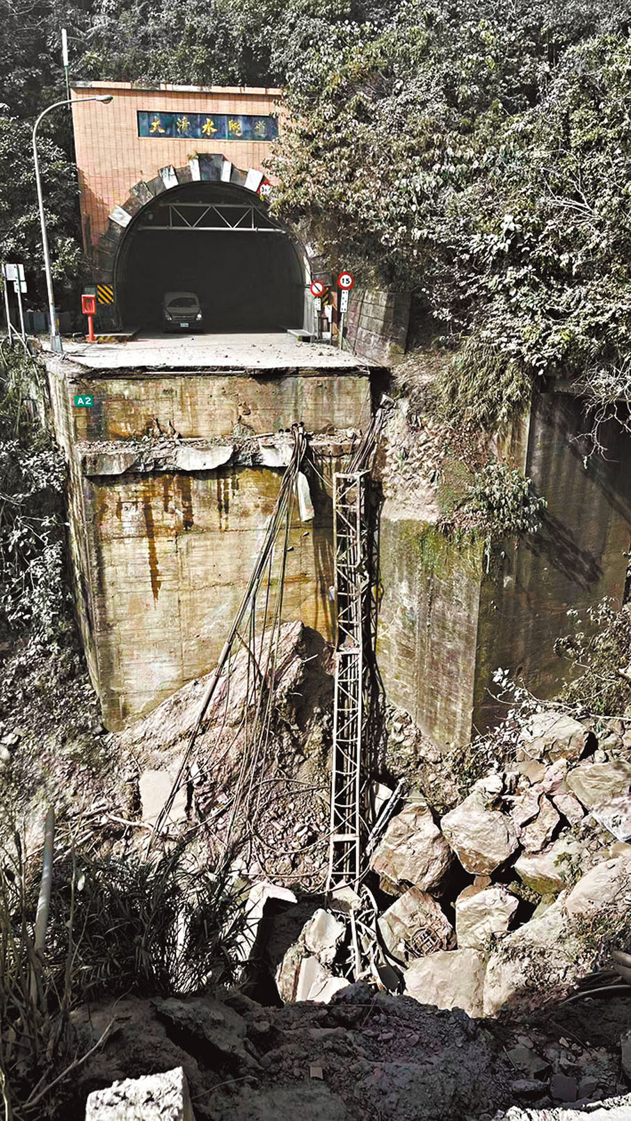 ◆蘇花公路大清水隧道外發生塌方。 新華社