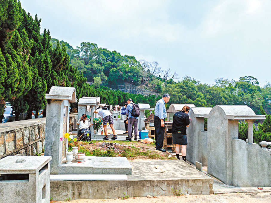 ◆4月 2日，港人在華僑墓園拜祭。香港文匯報記者石華  攝