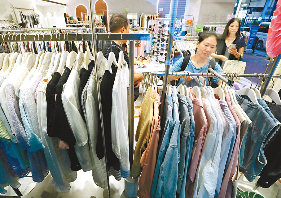 ◆2月份衣物、鞋類銷售均錄得升幅。香港文匯報記者郭木又  攝