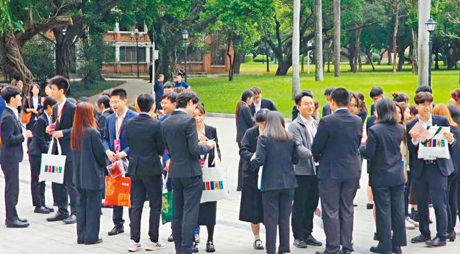 ◆馬英九參訪團抵達中山大學，台灣學生與大陸學生見面後，氣氛熱絡，立即互加微信和自拍合影。 視頻截圖
