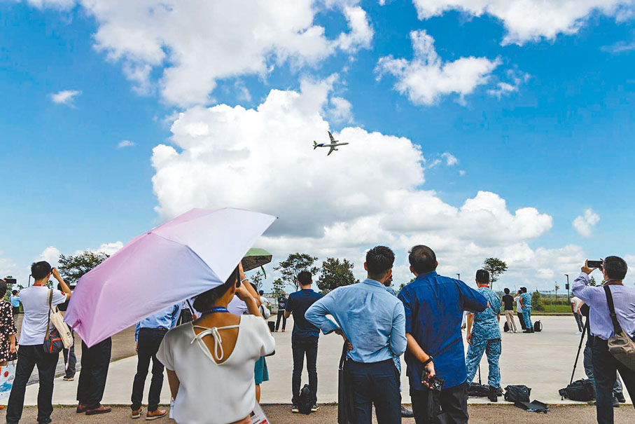 ◆C919客機2月在新加坡航空展亮相，完成中國境外首次試飛。 資料圖片