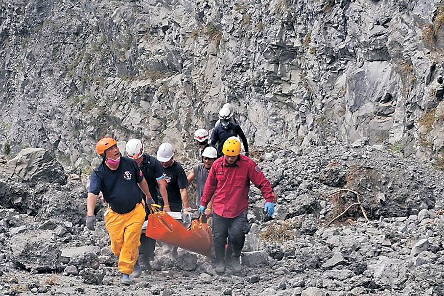 ◆救援人員在花蓮山區繼續搜救。 美聯社