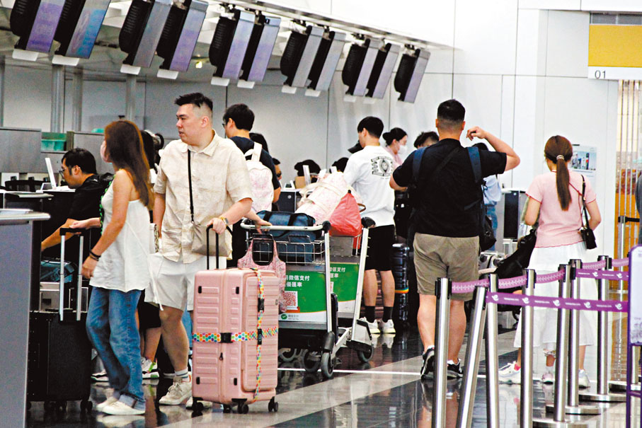 ◆香港往來台灣的航班回復正常，有旅客如常出發。圖為前往台灣地區的旅客辦理登機手續。 香港文匯報記者黃艾力  攝