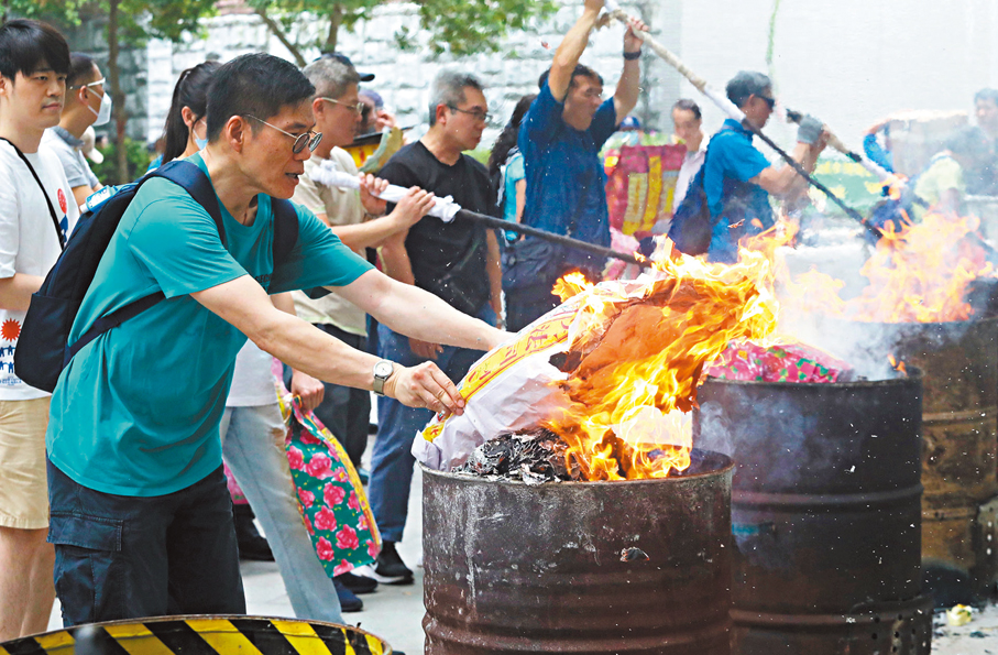 ◆市民親自化寶，以表孝心。香港文匯報記者郭木又  攝