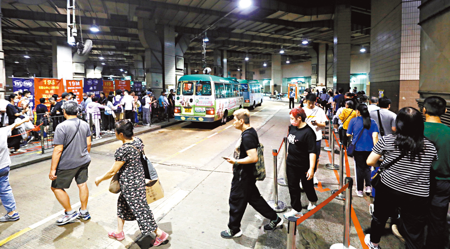 ◆來往鑽石山港鐵站和墳場的公共交通非常繁忙，小巴站一度有逾百人等車。 香港文匯報記者郭木又  攝