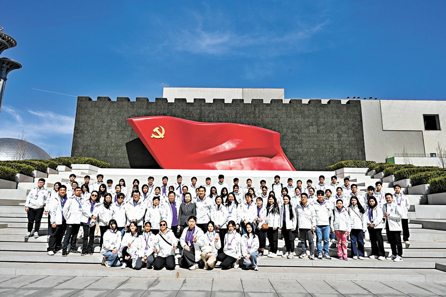 ◆參訪團團員在中國共產黨歷史展覽館合照。