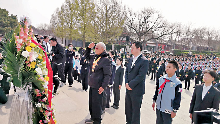 ◆96歲八路軍老戰士鍾信向英烈敬禮。香港文匯報記者馬曉芳  攝