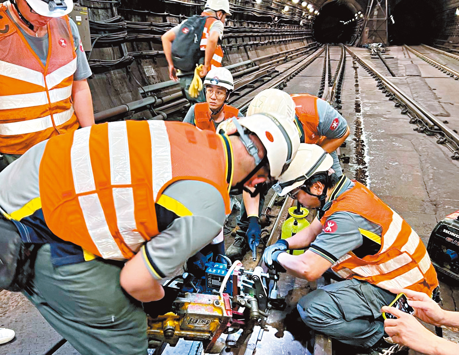 ◆ 港鐵工程人員正為出現裂縫的路軌進行臨時加固。 港鐵圖片