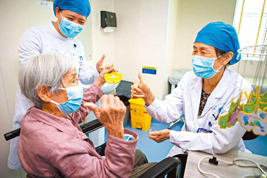 ◆深圳市生前預囑推廣協會會長李瑛在向老年患者介紹生前預囑。 資料圖片