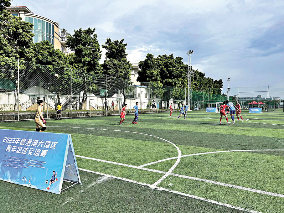◆近年來，大灣區在足球、籃球等領域的交流日趨增多。 香港文匯報記者敖敏輝  攝