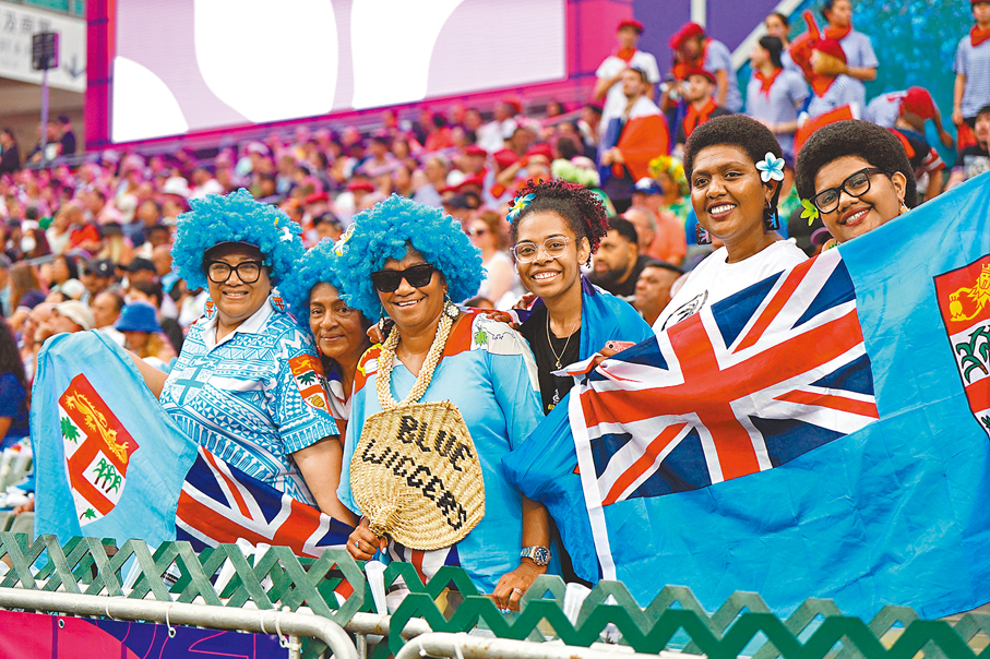 ◆斐濟裔的Naomi（左三）第17次來到大球場參與這項盛事。香港文匯報記者郭正謙  攝