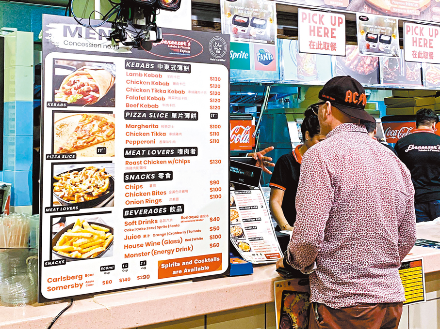 ◆現場小食的售價偏貴，但未見美斯訪港時的「天價」。 香港文匯報記者葉詩敏  攝