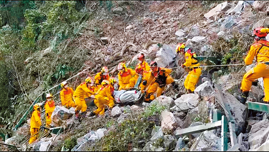 ◆花蓮太魯閣搜救隊伍在崩塌區域搜尋，將罹難者遺體接力運下山。 中通社