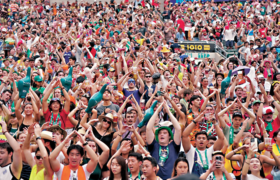 ◆近3.5萬名球迷入場觀賞煞科日比賽，氣氛熾熱。 香港文匯報記者郭正謙  攝