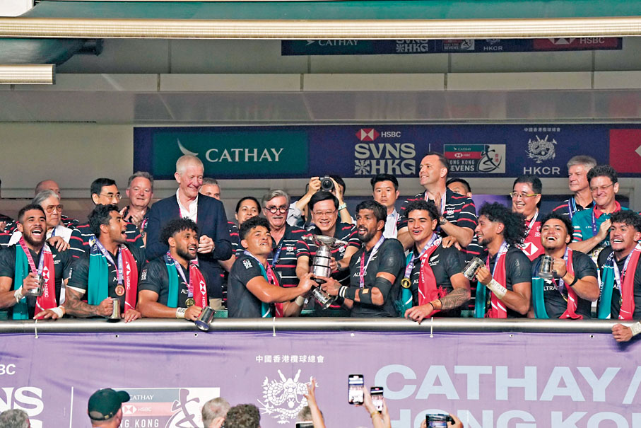 ◆特首李家超頒獎予新西蘭男子隊。  香港文匯報記者葉詩敏  攝