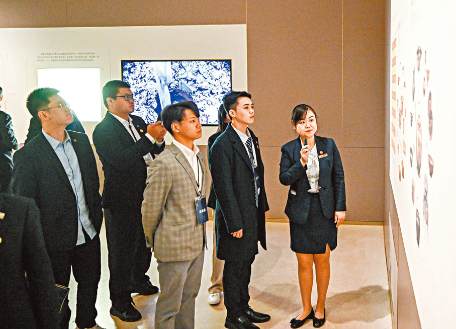 ◆4月7日，隨同馬英九來訪的台灣青年在陝西歷史博物館參觀。 新華社