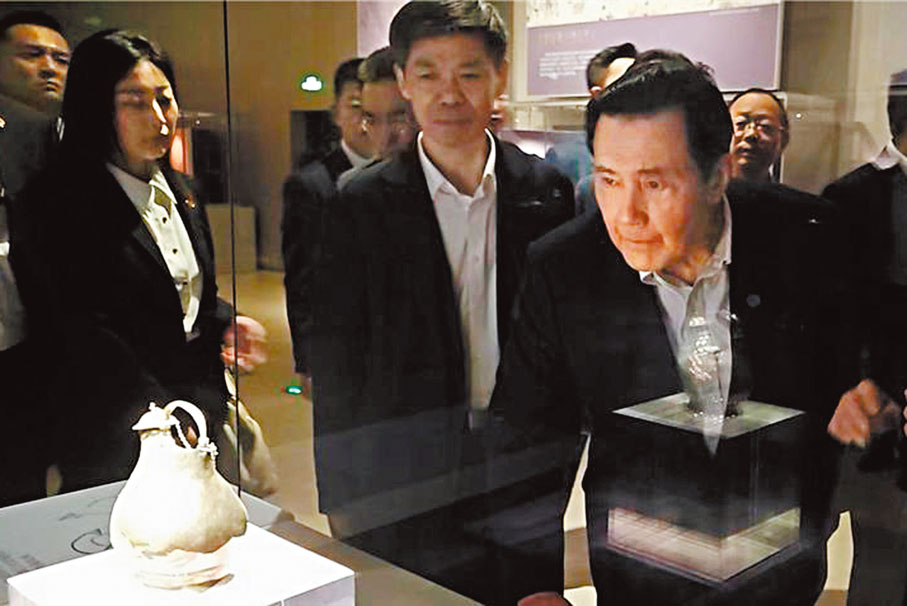 ◆馬英九在陝西歷史博物館參觀鎮館之寶「唐鎏金舞馬銜杯紋銀壺」。 網上圖片
