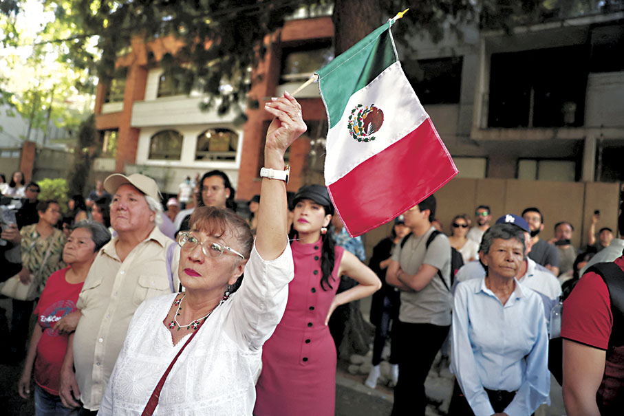 ◆墨西哥民眾在首都的厄瓜多爾使館外抗議。 路透社