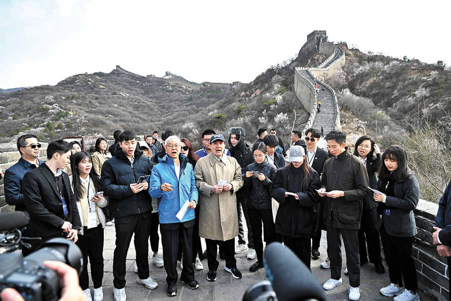 ◆4月9日，馬英九一行在北京八達嶺長城合唱歌曲《長城謠》。當日，馬英九率台灣青年一行參觀北京八達嶺長城。 新華社