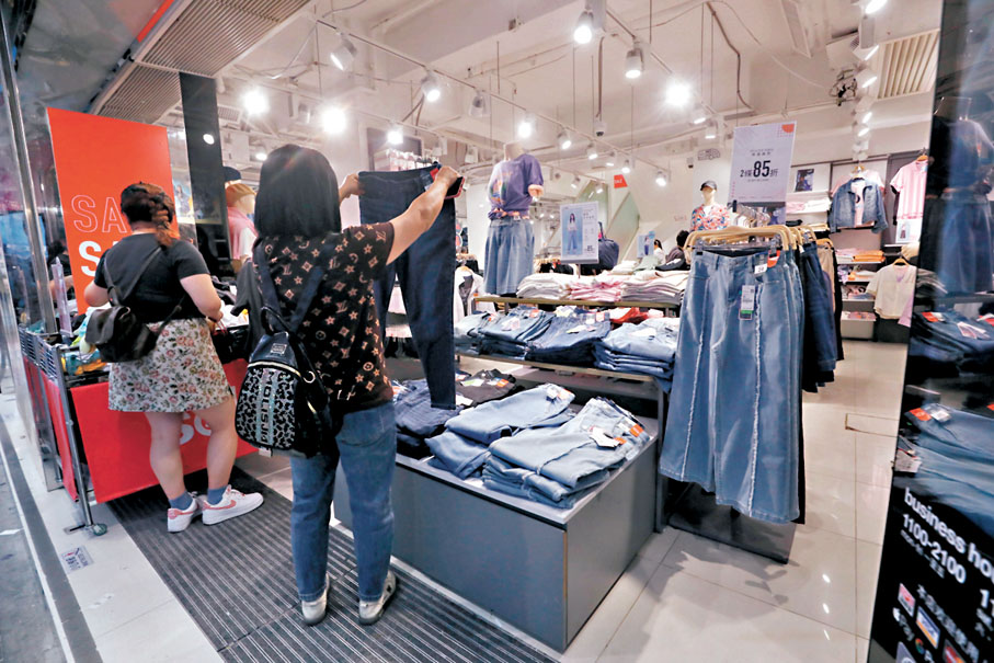 ◆本港今年1月零售業銷貨額較去年同期上升0.9%，2月亦升1.9%，為連續15個月錄得按年上升。香港文匯報記者郭木又  攝
