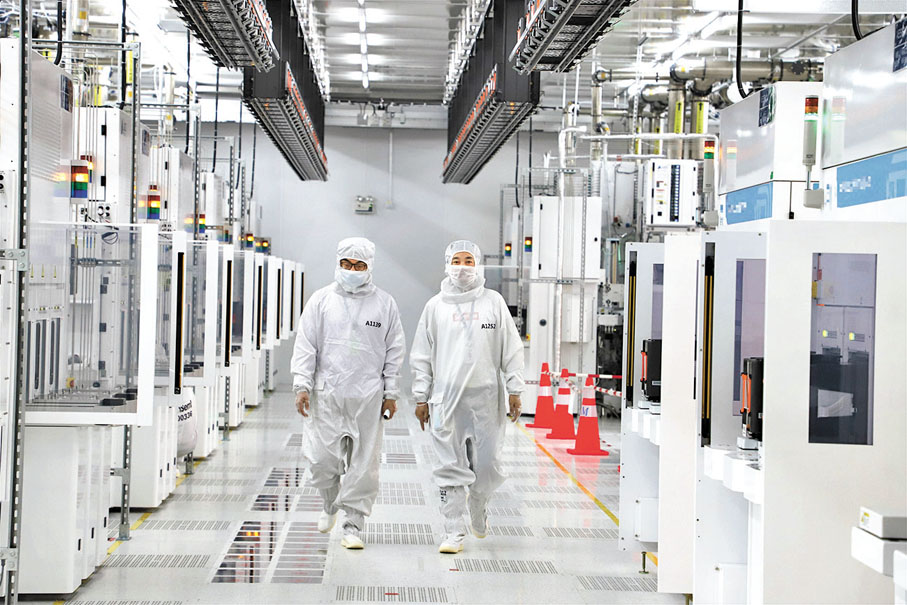 ◆粵芯12英寸芯片製造項目是粵港澳大灣區首家進入量產的12英寸芯片製造企業。圖為粵芯半導體工程師行走在生產線室內。 香港文匯報廣州傳真