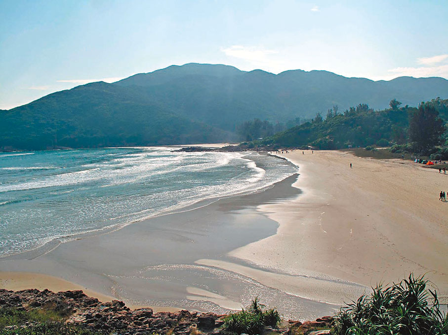 ◆沿麥理浩徑行走，可眺望大小不同的海灣與山岬等。