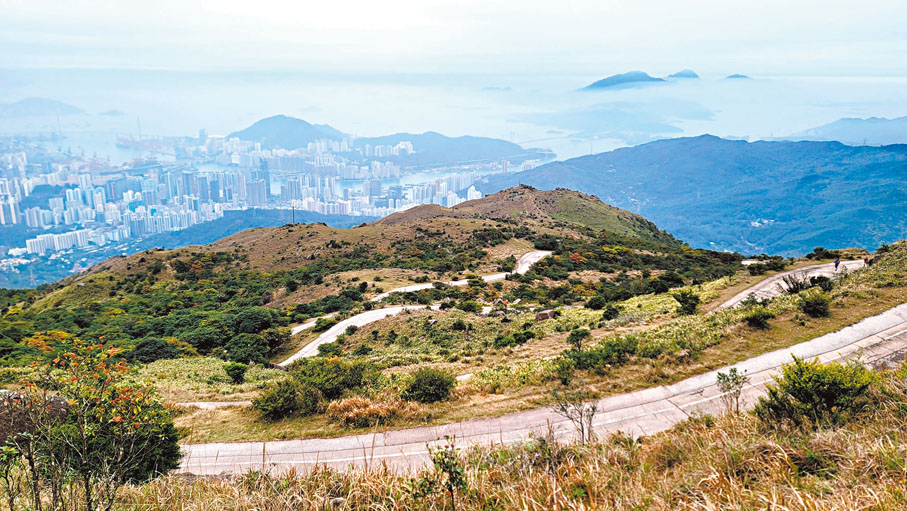◆在大帽山頂遠望到的大嶼山一帶像浮在半空。