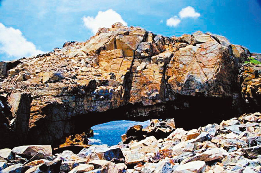 ◆鶴咀海蝕洞的花崗岩如同一條拱橋。