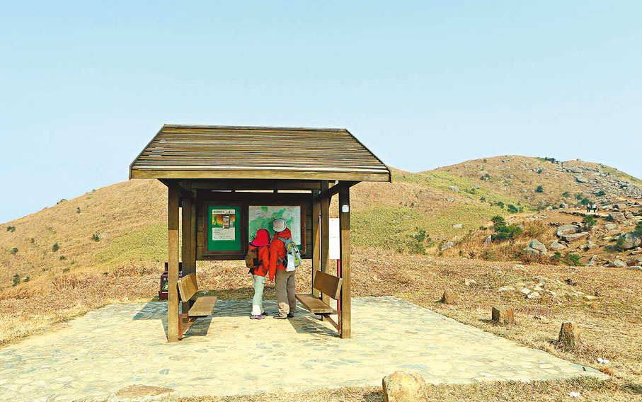 ◆兩位遊人在麥理浩徑查看地圖。