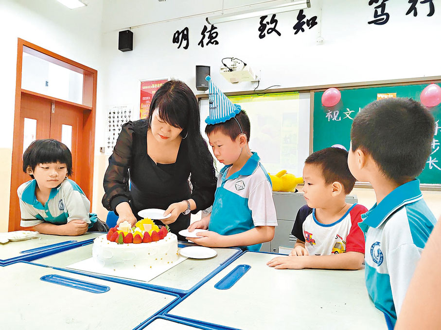 ◆劉玲琍和學生過生日。香港文匯報湖南傳真