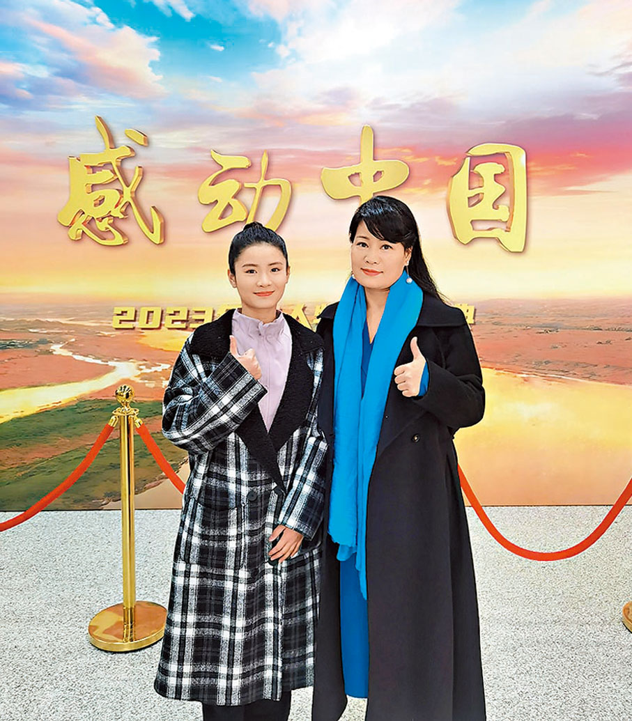 ◆劉玲琍（右）和學生劉寒湘在央視《感動中國》節目錄製現場。香港文匯報湖南傳真