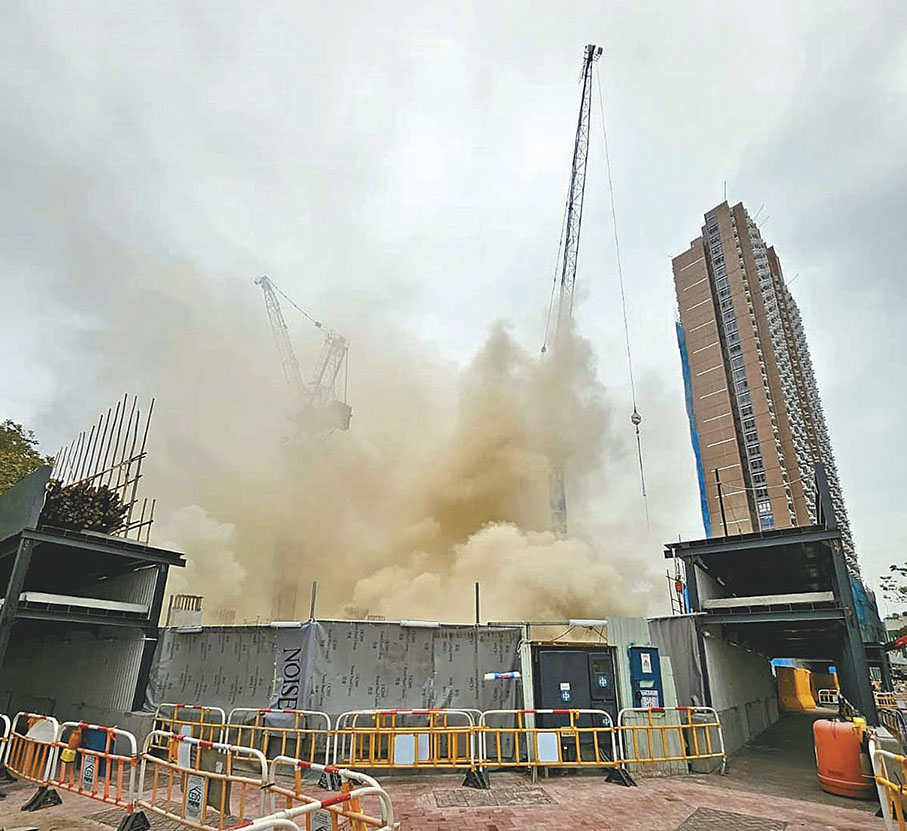 ◆天水圍洪雅路一個香港房屋協會地盤昨日發生四級火警,濃煙直沖數百米半空。 消防處Fb圖片