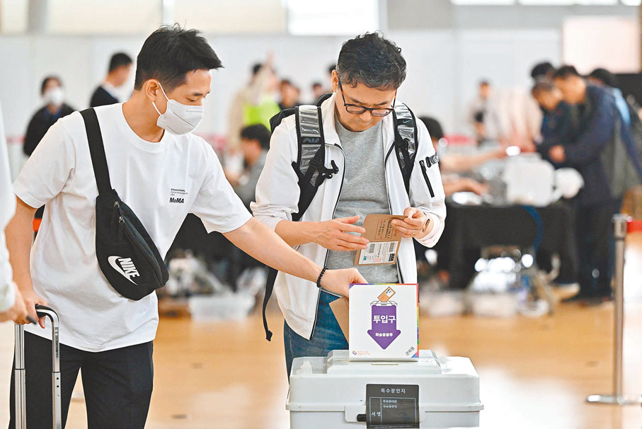 ◆在仁川機場準備離境的民眾提早投票。 法新社