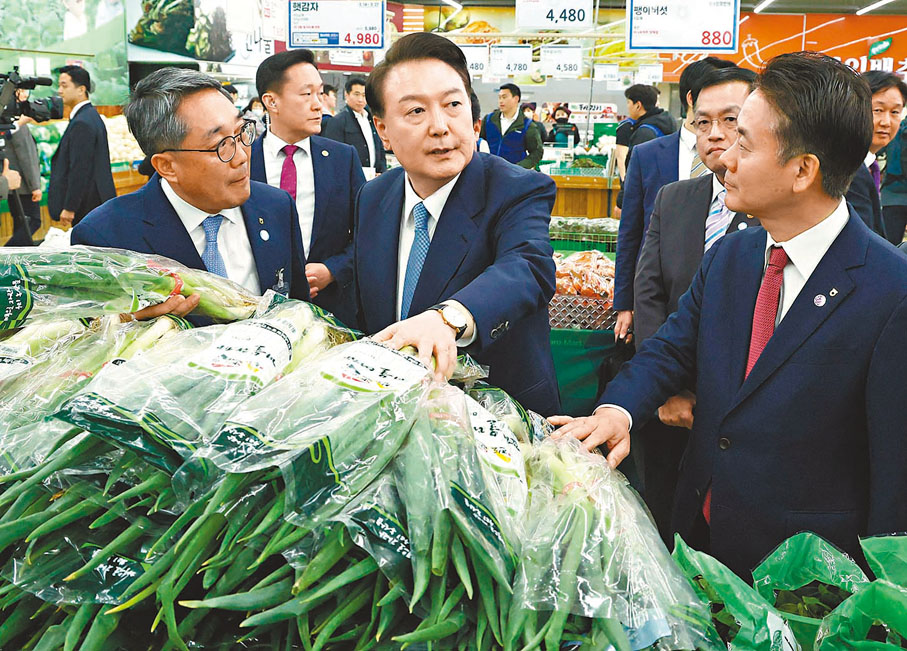 ◆尹錫悅（中）上月巡視超市時，失言指促銷的大葱價格合理，被民眾轟「離地」。資料圖片