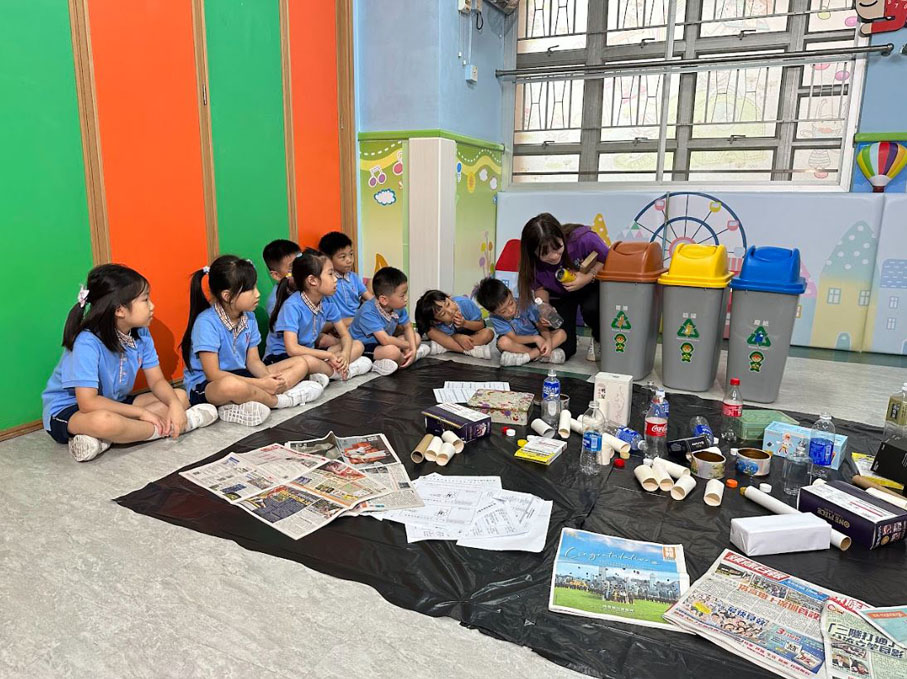 ◆老師於「垃圾分類日」教導學生正確地分類垃圾並進行回收和再利用。 作者供圖