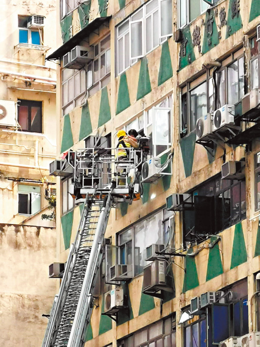 ◆消防員升起雲梯拯救被火警圍困的住客。香港文匯報記者鄧偉明 攝