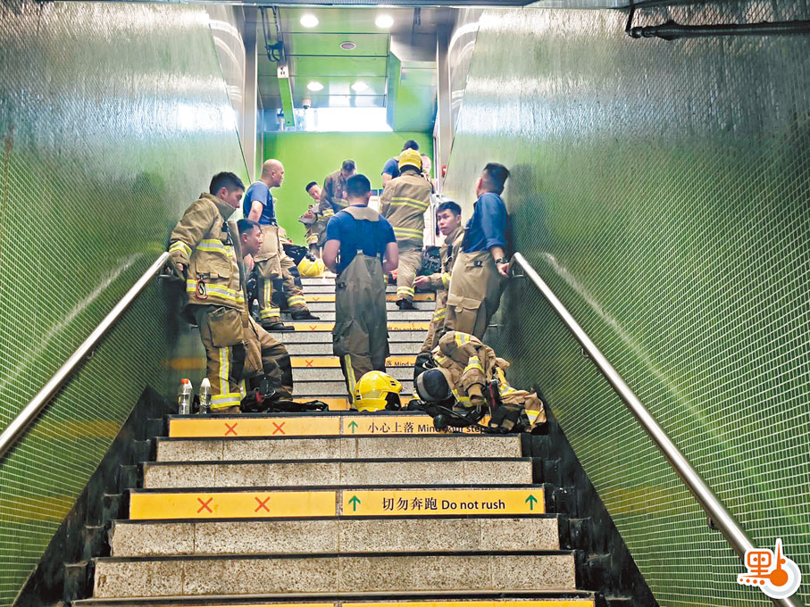 ◆暫時關閉的港鐵佐敦站B1出入口成了消防員的休息間。 大公文匯全媒體記者王俊傑  攝