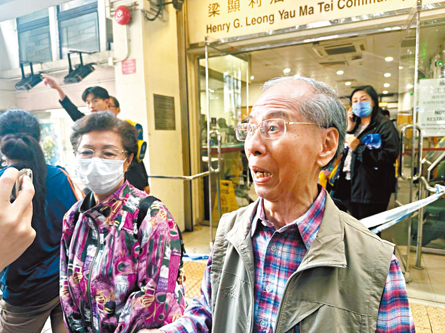 ◆鄺伯(右)夫婦讚賞關愛隊暖心。香港文匯報記者藍松山 攝
