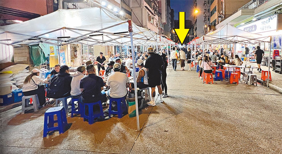 ◆無牌食肆公然阻街，霸佔店前空地擺放大量枱椅，只留出兩人身位的通道。（黃箭嘴示）
