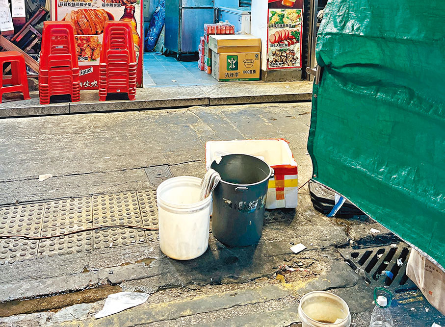 ◆有街坊表示無牌食肆造成滿地油污，要等到第二天清晨清潔工用水槍來清洗。