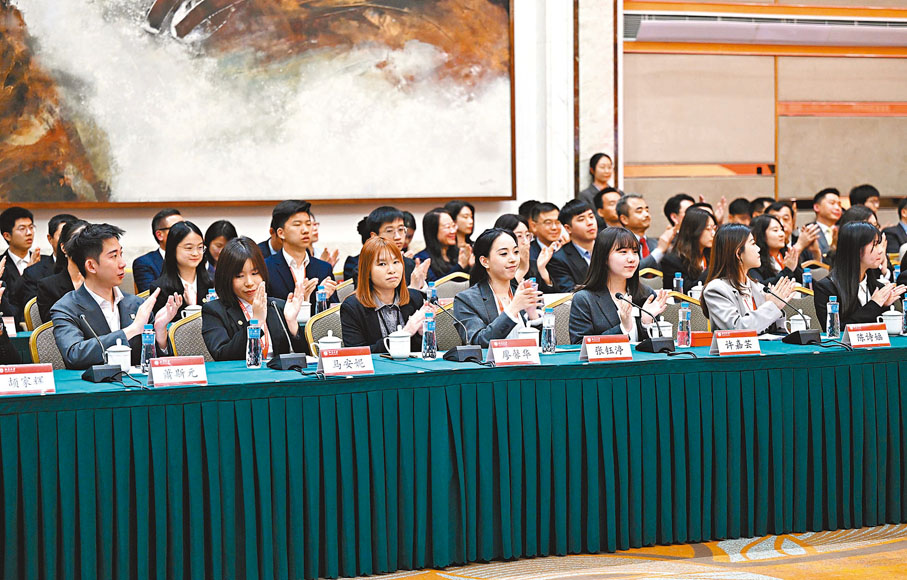 ◆4月9日，在北京大學英傑交流中心，北京大學與台灣高校師生交流座談。新華社
