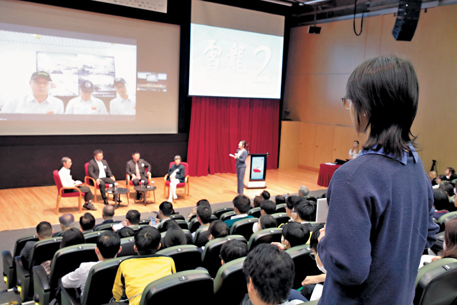 ◆學生與「雪龍2」號的科學家們及南極「中山站」科學家對談。香港文匯報記者黃艾力  攝