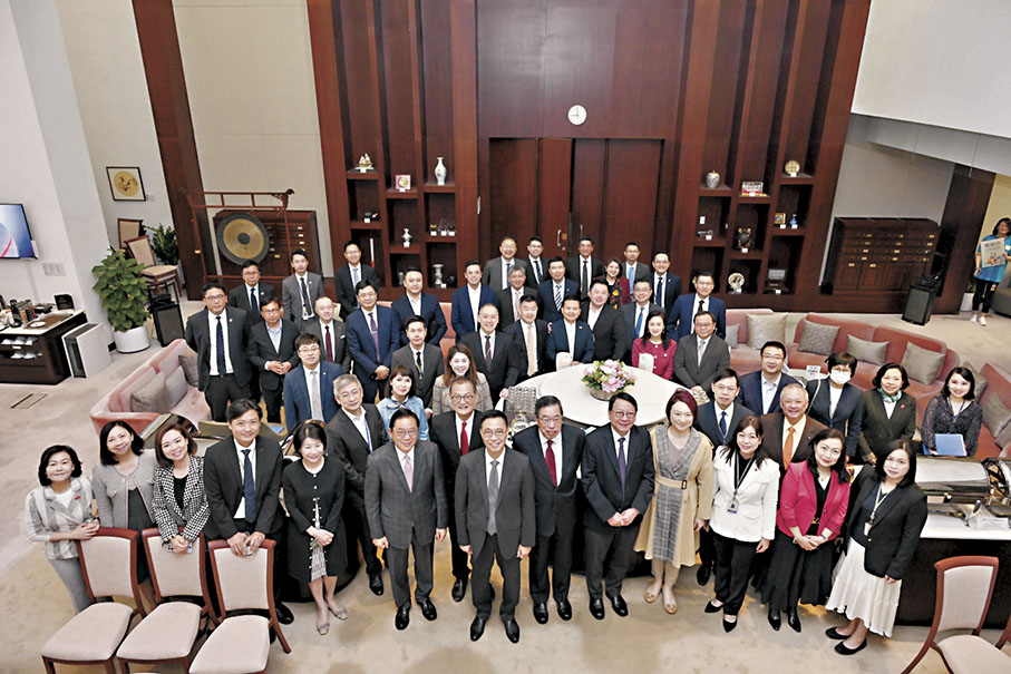 ◆陳國基昨日出席在立法會舉行的前廳交流會。圖為多位官員與議員於會前合照。