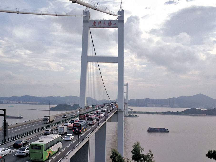 ◆虎門大橋經常超負荷運作，「港車北上」每逢節假日途經大橋擁堵已成常態，因此需要加速改擴建。 香港文匯報記者方俊明  攝