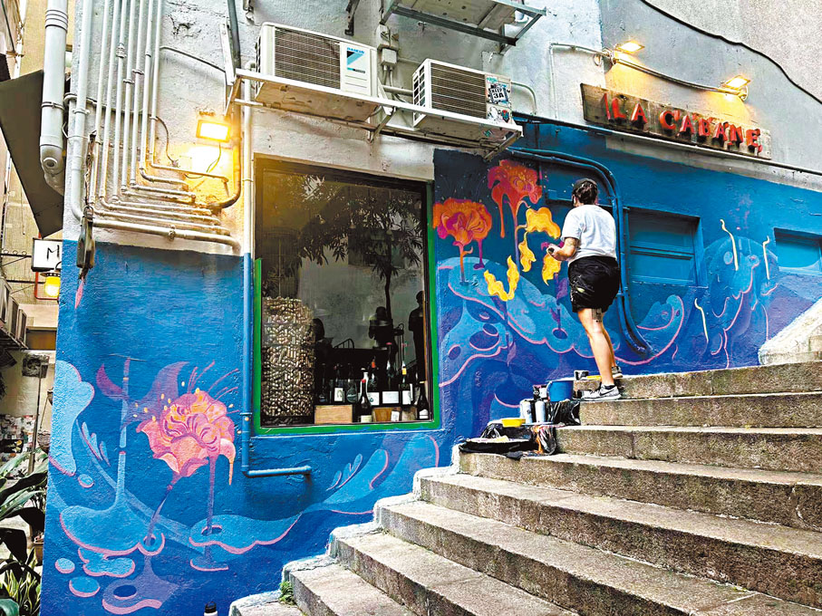 ◆香港藝術家Jum在中環荷李活道La Cabane的外牆作畫。