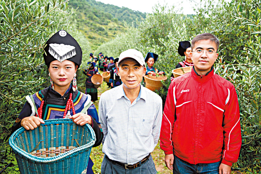 ◆林書任（右）與父親林春福（中）在四川大涼山種植油橄欖。受訪者供圖
